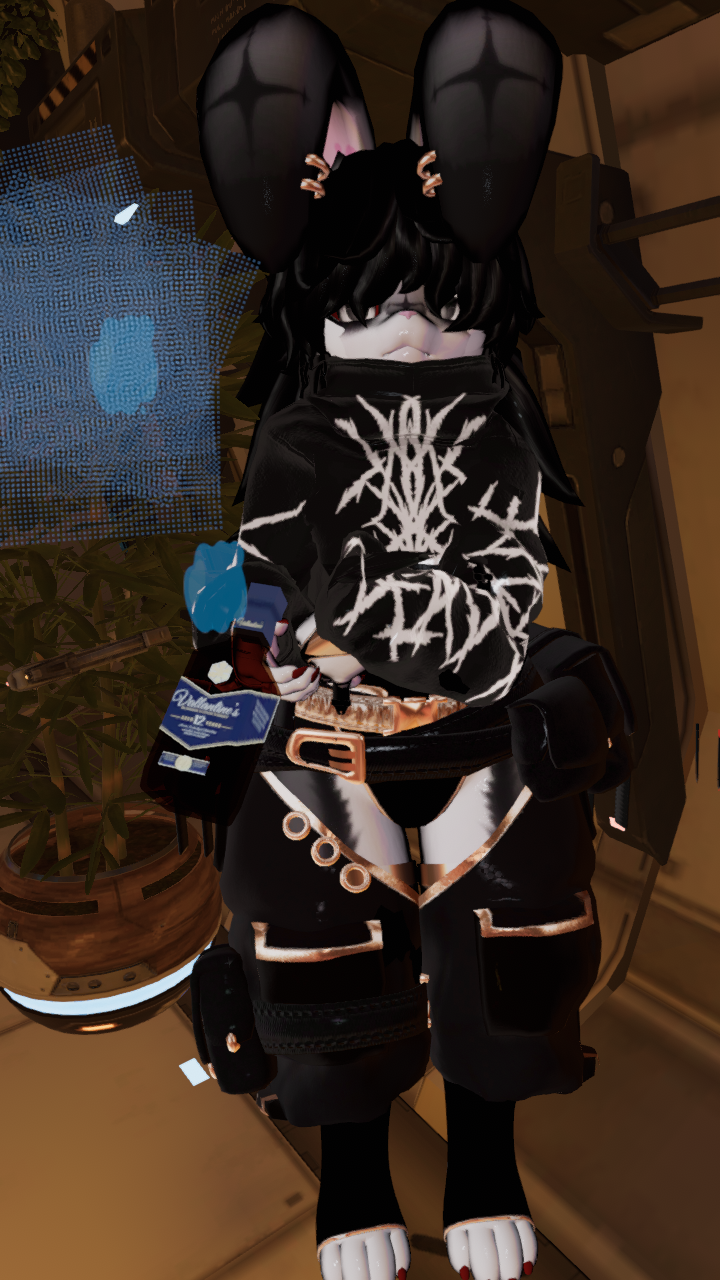 VRChat_2025-11-19_22-31-38.315_720x1280.png